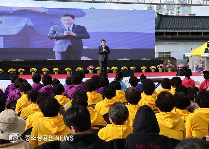 지난 1, 2일 무안읍 뻘낙지거리 일원에서 펼쳐진 무안갯벌낙지축제