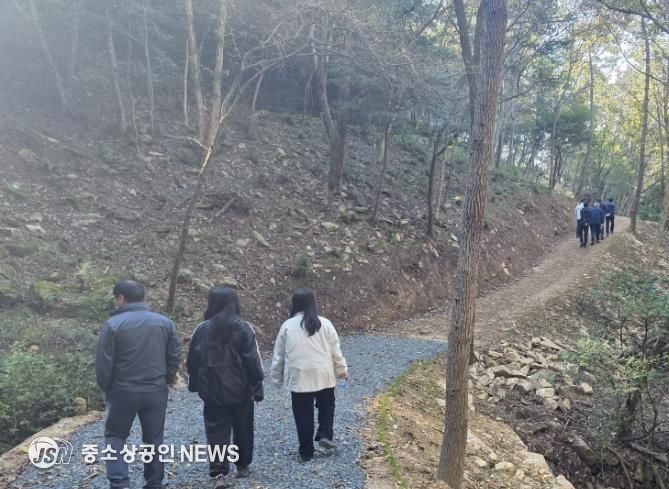 트레킹길을 즐기는 이용객들의 모습
