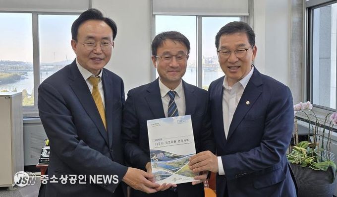 윤병태 나주시장은 지역 핵심 현안 사업의 국비 확보를 위해 지난 3일 국회를 방문, 예결위원회와 주요 상임위원회 등을 찾아 적극적인 건의 활동을 펼쳤다. 사진 왼쪽부터 윤병태 나주시장, 한병도 예산결산특별위원장, 신정훈 행정안전위원장.