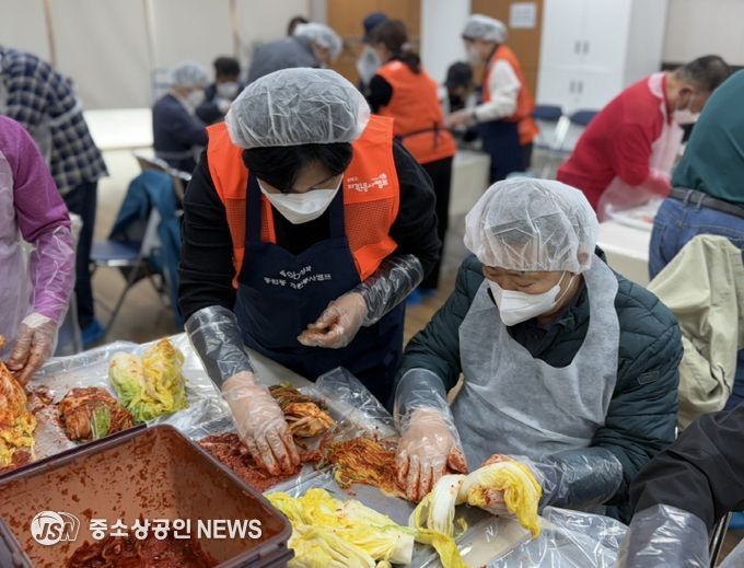 김치 담그며 소통과 교류의 시간