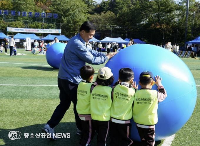 이승로 성북구청장이 아이들과 함께 행사를 즐기고 있다