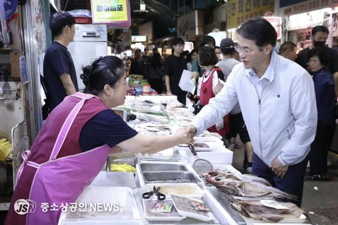 한가위 맞이 전통시장에 방문한 이동환 고양특례시장