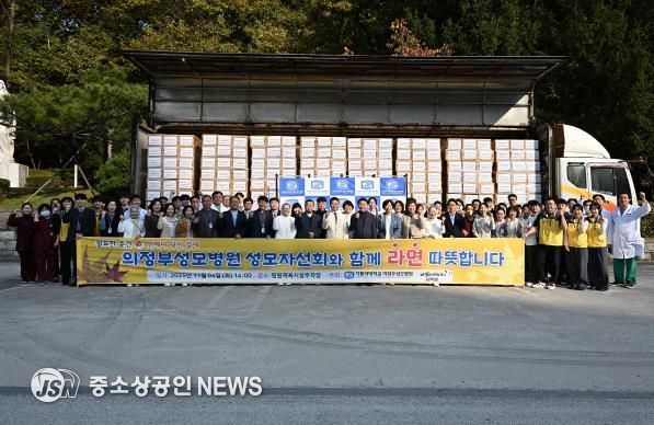 김동근 시장이 11월 4일 가톨릭대학교 의정부성모병원 체육시설 주차장에서 열린 성모자선회의 라면 전달식에서 함께 기념사진을 찍고 있다.