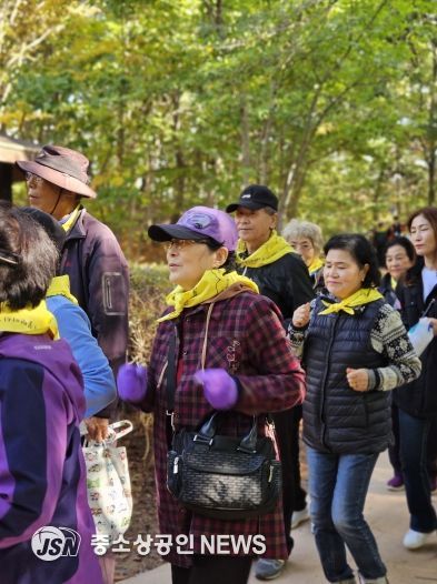 5일 경암근린공원에서 열린 2025 한마음 치매극복 걷기행사에서 시민들이 걷고 있다.