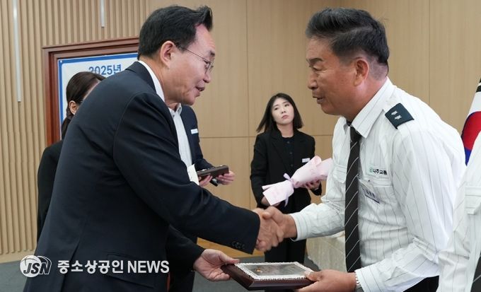 윤병태 나주시장으로부터 나주시장상을 받고 있는 김원종 씨.