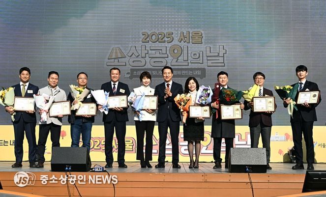 오세훈 서울시장이 5일 서울광장에서 열린 ‘2025 서울시 소상공인의 날 기념행사’에 참석해 소상공안 14명에게 시장 표창을 수여하고 수상자들과 기념촬영하고 있다.