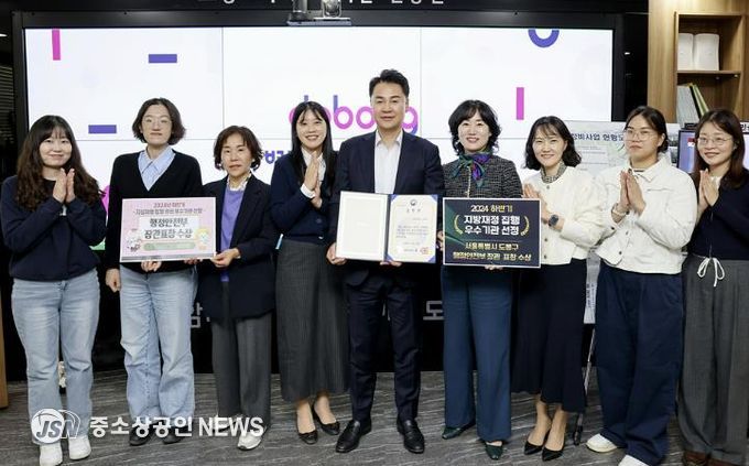 오언석 도봉구청장(가운데)과 구 직원이 ‘2024년 하반기 지방재정 집행평가’ 장관 표창 수상을 기념해 단체 사진을 찍고 있다