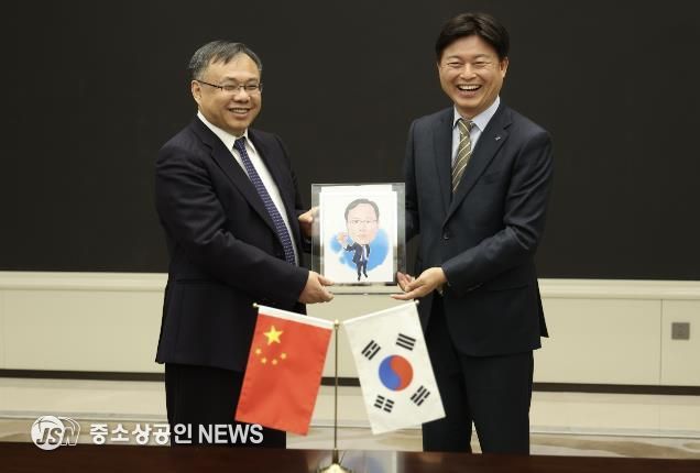 조용익 부천시장(오른쪽)이 2일 왕흐어성 하얼빈시장을 만나 자매결연 체결 30주년을 기념하며 사진을 촬영하고 있다.