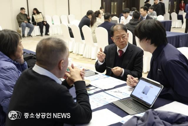 3일 열린 ‘부천시-하얼빈시 기업 수출상담회’에서 관내 기업과 하얼빈 현지 에이전시가 1:1 비즈니스 상담을 진행하고 있다.