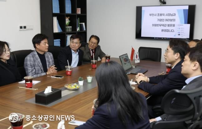 조용익 부천시장(윗줄 왼쪽 두번째)가 하얼빈 코트라무역관을 방문해 관내 기업 판로 개척에 대해 논의하고 있다.