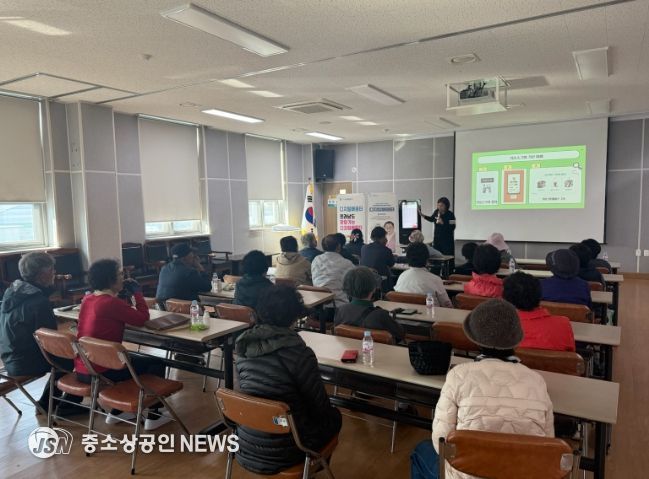 맞춤형 ICT 교육에 참석한 곡성군 어르신들