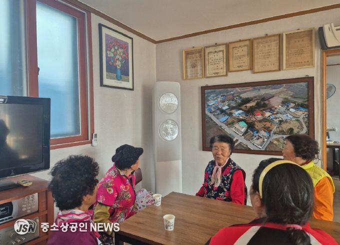 가전제품 구입비 지원으로 경로당에 새로 설치된 에어컨