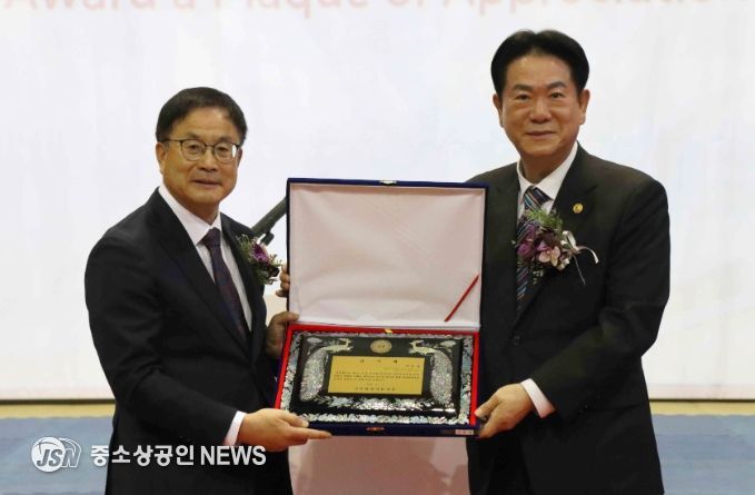 윤웅석 국기원장이 이동섭 전 국기원장에게 감사패를 전달하고 기념촬영을 하고 있다.