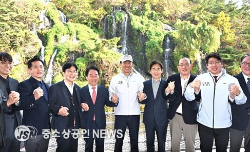 오세훈 서울시장이 6일(목) 서대문구 홍제동 일대에서 열린 '홍제폭포 북합문화센터 개관식'에서 참석자들과 기념사진을 촬영하고 있다.