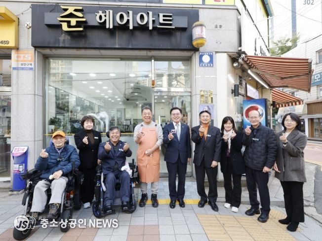 진교훈 서울 강서구청장(오른쪽 다섯 번째)이 6일(목) ‘마음길 상점’으로 지정된 등촌1동 준헤어아트를 찾아 현판식을 진행한 후 기념촬영을 하고 있다.