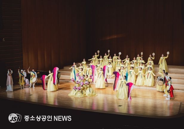 나주시립소년소녀합창단이 제21회 부산국제합창제에서 청소년 부문 3위와 금상을 수상했다. 사진은 부산국제합창제 경연대회에서 공연을 하는 나주시립소년소녀합창단 모습.