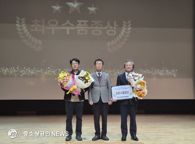 나주목사골농장 정진채 대표(오른쪽)가 지난 7일 열린 ‘제21회 전국 우리배 한마당 큰잔치 품평회’에서 ‘최우수품종상’을 수상했다.