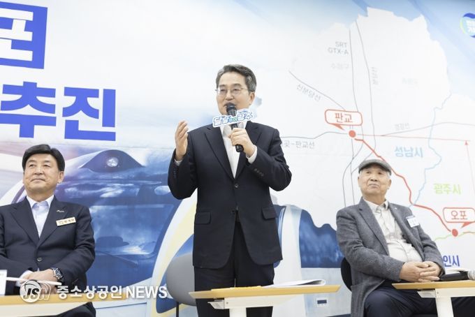민생경제 현장투어에 나선 김동연 경기도지사가 16번째 방문지로 광주시를 찾아 경기 동남권의 교통혁신 사업인 ‘판교~오포 도시철도’의 신속한 추진 의지를 강조했다.