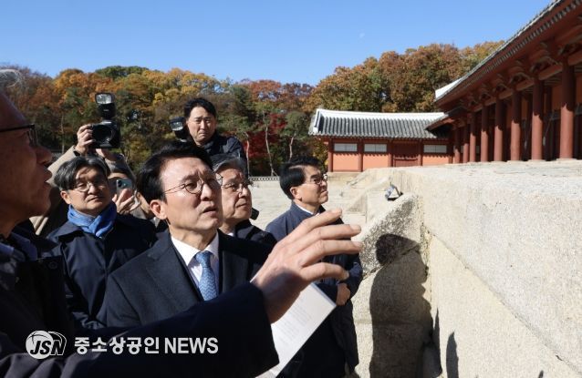 김민석 국무총리가 10일 서울시의 종묘 앞 고층건물 허용과 관련 허민 국가유산청장, 유홍준 국립중앙박물관장 등과 함께 종로구 종묘를 방문, 외부 조망을 점검하고 있다.