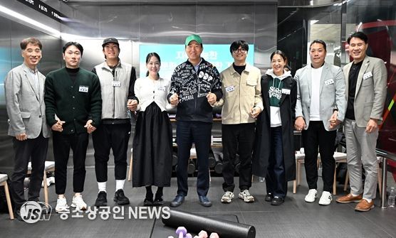 오세훈 서울시장이 10일(월) 영등포구 5호선 여의나루역 러너스테이션에서 열린 '지속가능한 러닝문화 조성을 위한 간담회' 참석자들과 기념사진을 촬영하고 있다.