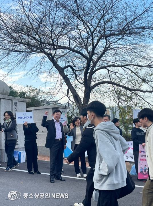 2025학년도 대학수학능력시험 당시 정기명 시장 수험생 응원 현장(여수충무고)