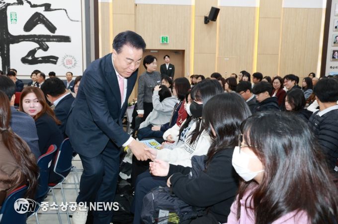 구복규 화순군수(화순장학회 이사장)가 참가 학생들과 인사하는 모습