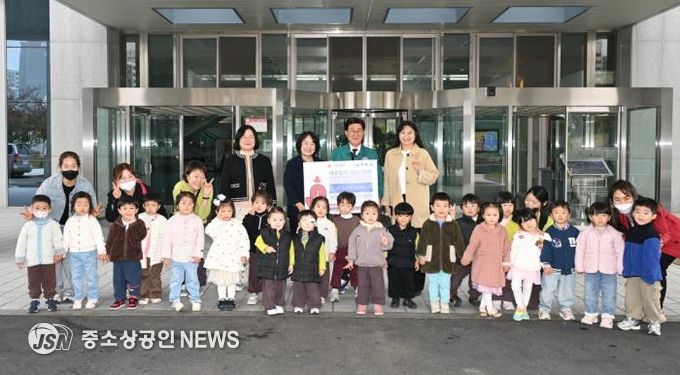 뒤편 왼쪽부터 사랑둥이어린이집 허은 원장, 예쁜아이어린이집 김두필 원장, 정종복 기장군수, 별사탕어린이집 김현정 원장과 원생들이 플리마켓 수익금 100만원을 기탁한 후 기념촬영을 하고 있다