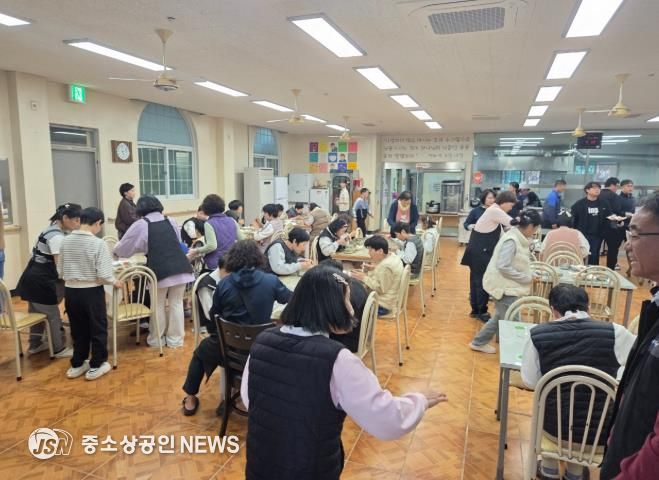 곡성군에 소재한 청학(중식당)에서 취약계층에 짜장면을 제공하고 있는 모습