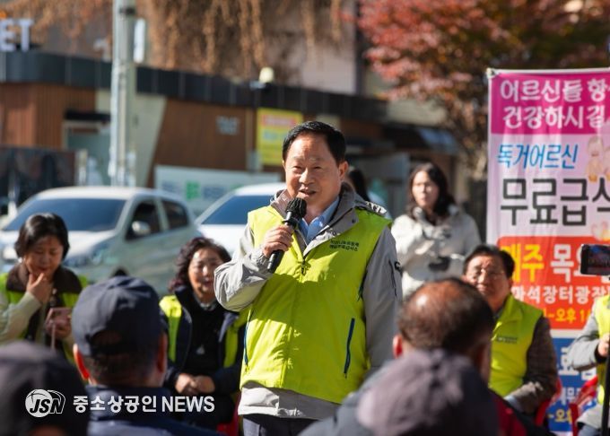 주광덕 시장, 어르신께 직접 설렁탕 배식…지역 나눔행사 참여