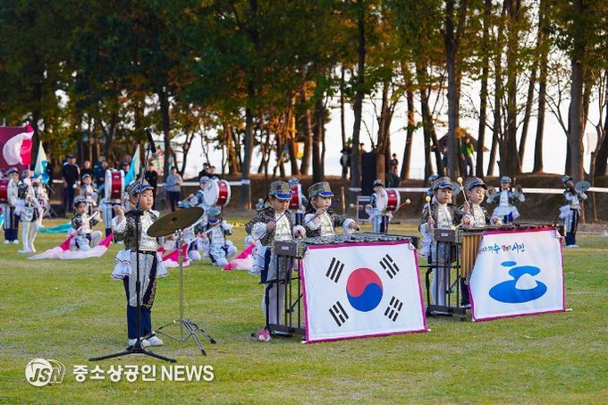 지난 7일 웅천친수공원에서 ‘제25회 여수마칭페스티벌’이 약 3,000명의 시민과 관광객이 참여한 가운데 성황리에 개최됐다.