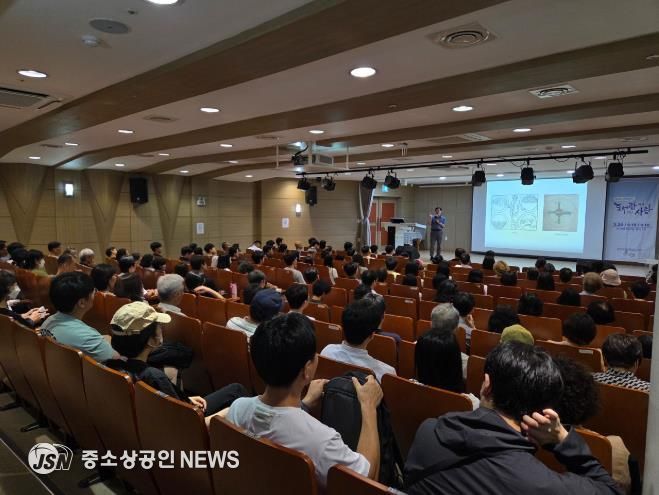 지난 9월 시청 직원과 순천시민을 대상으로 시민인문학 '도서관에서 만난 사람' 강연을 진행하고 있다