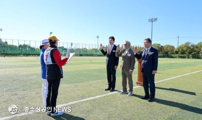 지난 10일 국가정원 B구장에서 열린 2025 동부 7개 시군 순천시 게이트볼 대회에 참석한 주요 내빈들이 선수 및 심판 대표 선서를 받고 있다