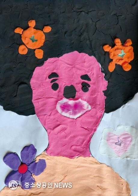 치유의 손끝: 나의 미술치료 이야기’ 전시 작품 중 하나인 ‘내가 최고’. 혼자서도 하고자 하는 걸 이룰 수 있다는 다짐을 표현한 것으로, 미술치료 프로그램에 참여한 장애인이 점토, 석고붕대, 물감, 스티커 등을 이용해 만들었다.