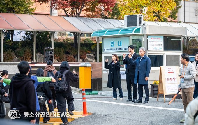 윤환 계양구청장, 수능 고사장 찾아 수험생 응원