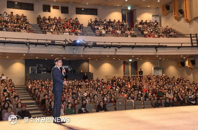 이기재 양천구청장이 반장들에게 특강을 진행하고 있는 모습