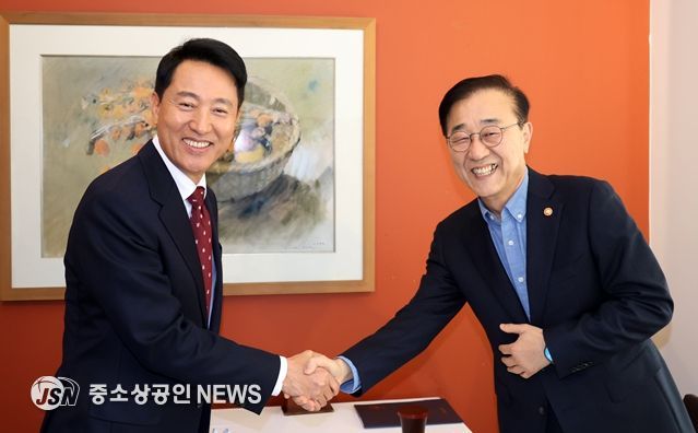오세훈 서울시장이 13일 오후 김윤덕 국토부장관과 오찬에 앞서 인사를 나누고 있다.