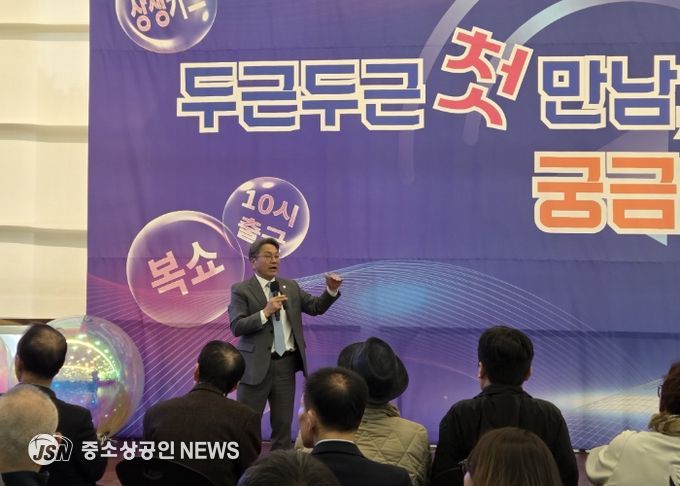 강기정 광주광역시장이 13일 오후 시청 1층 시민홀에서 열린 ‘광주온(ON) 시민정책참여단 만남의 날’ 행사에 참석해 시민들과 시정 현안을 공유하고 있다. /광주광역시 제공