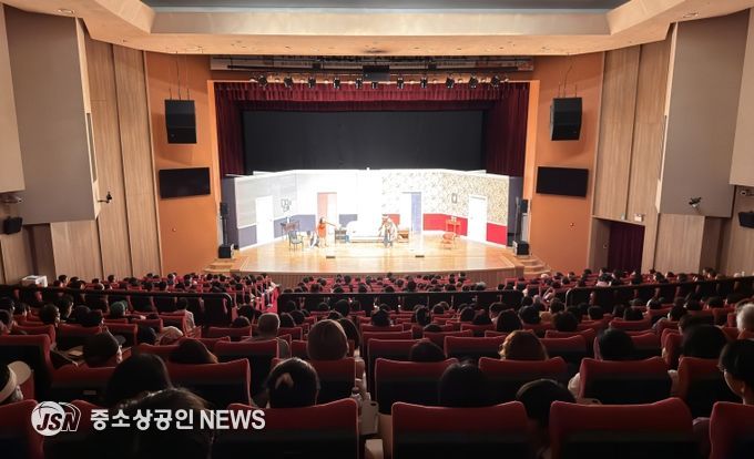 완도군, _문화의 날_에 다양한 문화 공연 마련(사진은 지난 8월에 선보인 연극 라이어)