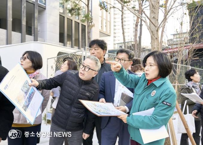 14일 이수희 강동구청장(맨 앞)이 천호3구역과 4구역의 통학 환경을 점검하고 있다