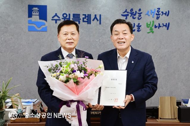 이재준 수원시장(오른쪽)과 이영인 수원도시공사 신임 사장이 함께하고 있다.