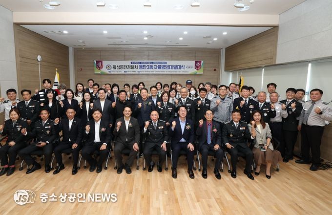 정명근 화성특례시장이 전용기 국회의원 등 참석내빈과 함께 기념 촬영을 하고 있다