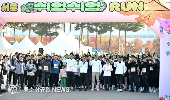 오세훈 서울시장이 16일(일) 마포구 상암월드컵공원 평화광장에서 열린 '2025 서울 쉬엄쉬엄 런'에 참석해 참가자들과 출발에 앞서 기념촬영하고 있다.