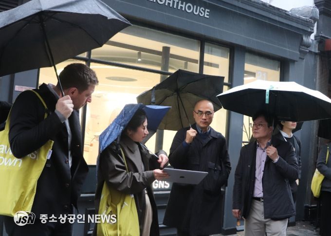 김병수 시장이 런던의 대표적 문화예술거리인 소호거리를 찾아 도시재생 성공 비결과 특징을 살피고 있다.