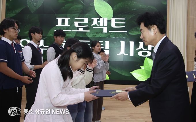 김대중 전남교육감이 ‘공생의 길(물길·숲길) 프로젝트’ 우수동아리 시상을 하고 있다.