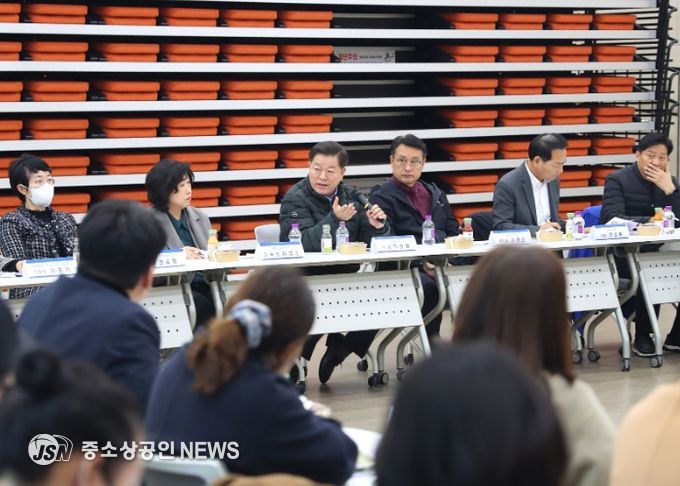 박승원 광명시장이 17일 오후 광명동초등학교 통학로 안전 확보를 위한 현장간담회에 참석해 발언하고 있다.