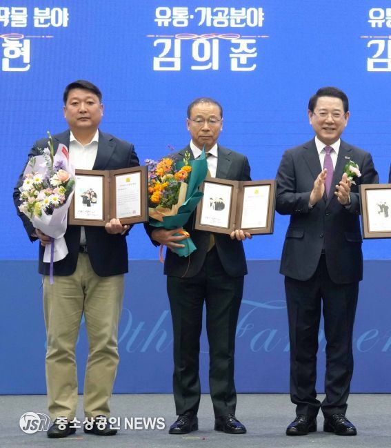 제30회 전남농업인의날 기념식에서 이현농가(왼쪽 첫 번째)가 수상패와 꽃다발을 들고 있다.