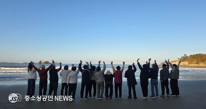 자살예방 힐링캠프에 참여해 신안 일대를 관람하는 참여자들