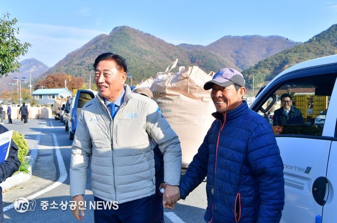 김한종 장성군수(좌측)가 17일 북하면 쌀 수매 현장을 방문해 농업인들에게 감사 인사를 전했다