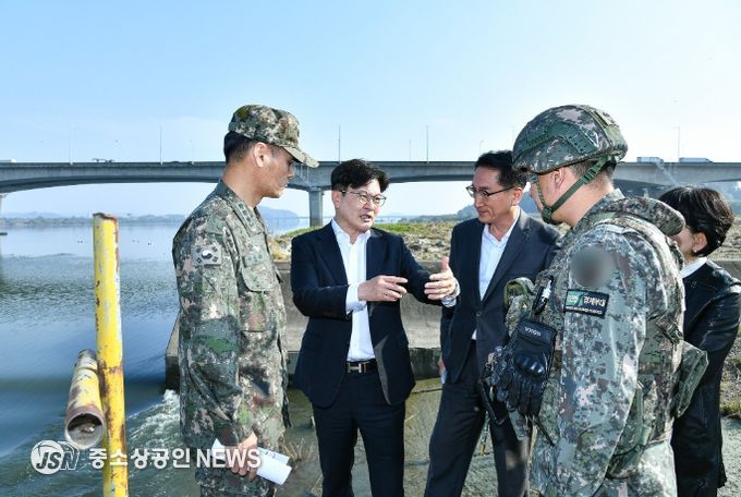 김포시가 7일 고촌읍에 위치한 백마도에서 현장행정을 진행했다.