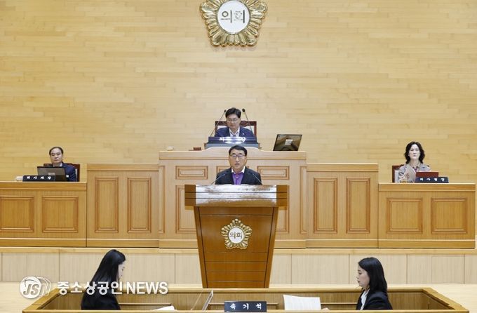 19일, 제332회 신안군의회 제2차 정례회에서 시정연설 중인 김대인 신안군수 권한대행